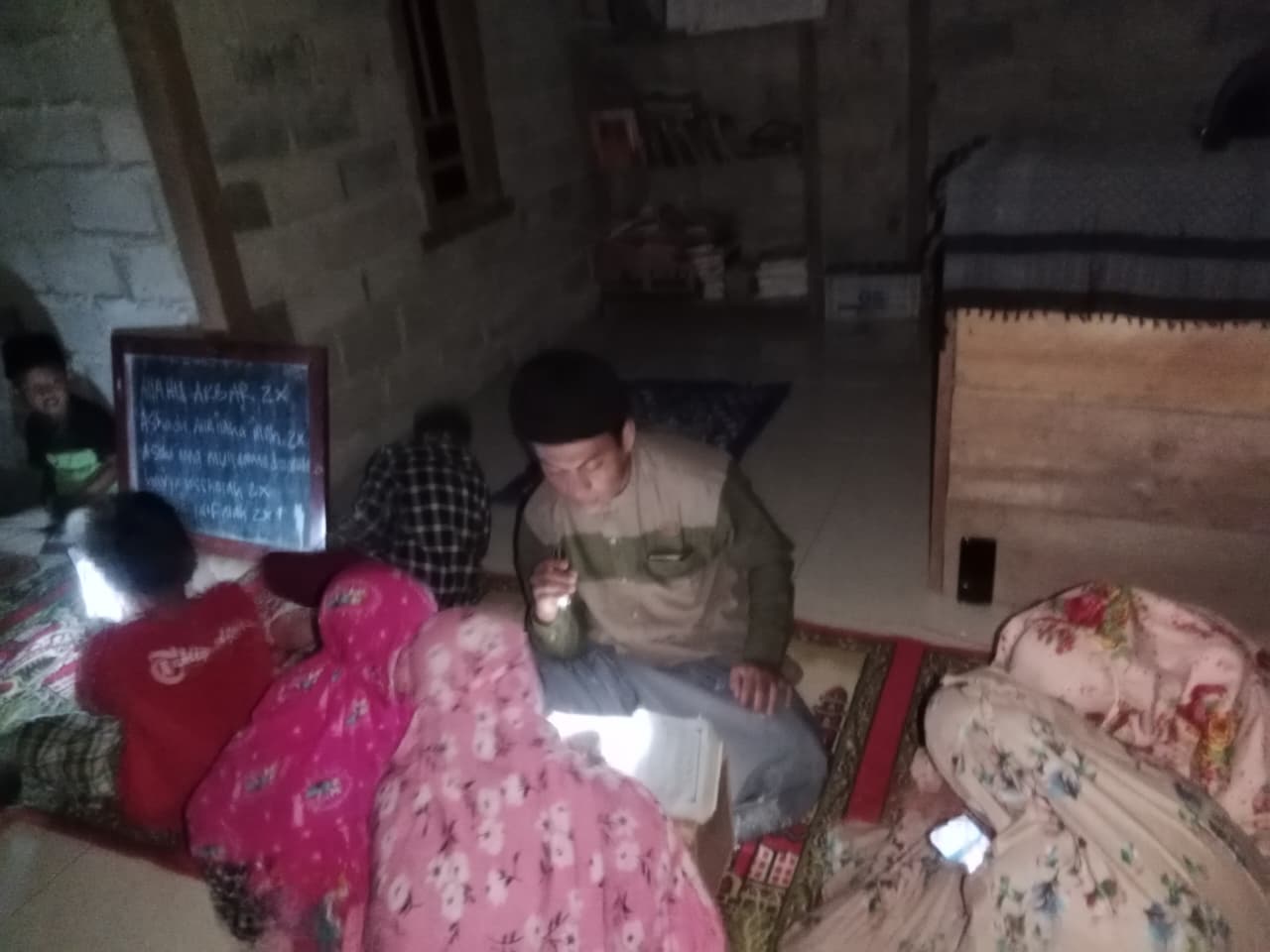 Lima Tahun Tanpa Pembinaan, Ustaz Awi Hadir di Pedalaman Tanpa Listrik dan Jaringan